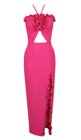 VESTIDO MIDI CON ABERTURA Y ADORNO FLORAL EN ROSA